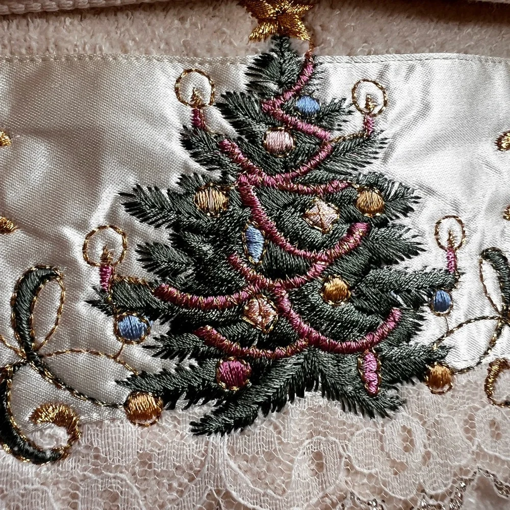 Made in USA lot Of 3 Vintage Cream Christmas Tree towels. sparkling condition